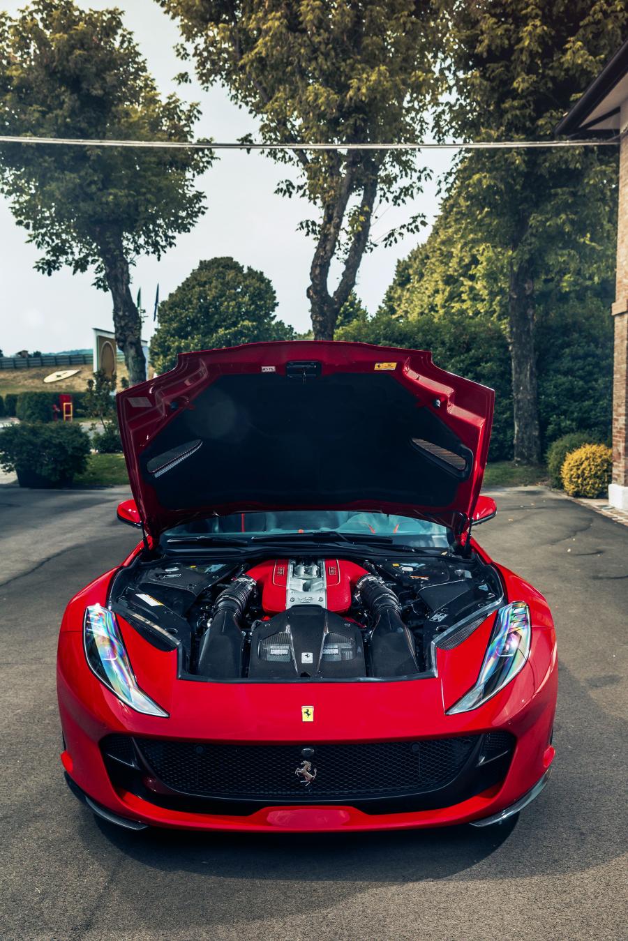 Моторный отсек Ferrari 812 Superfast 2017 года  (фото 76 из 91)